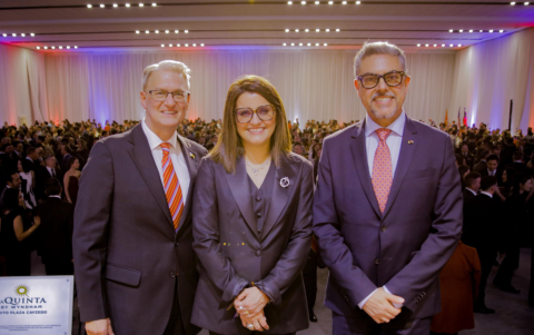Chargé d’Affaires a.i. Lawrence Petroni, acompañado de la vicepresidenta del Ecuador, María José Pinto, y el viceministro de Movilidad Humana, Alejandro Dávalos.