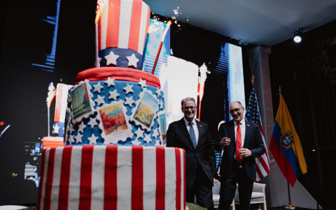 Lawrence Petroni, Chargé d’Affaires a.i., y Erik Martini, durante el corte del pastel.