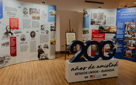 Consulado de los Estados Unidos organizó una exposición de los hitos históricos de los 200 años de su establecimiento en Guayaquil.