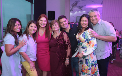 Karina de Bowen, Jessica Córdoba, Angelita Andrade, Elbita Álvarez,  Iván Andrade, Frecia Plaza y Fernando Andrade.