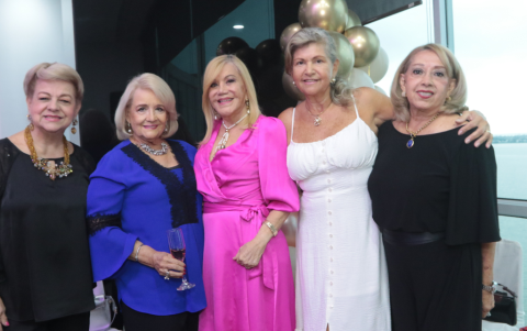 Rocío Aguilera, Inés Camacho, Carmita Sarmiento, Rocío Campodónico y Geny Peralta
