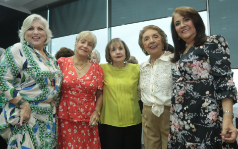 Rocío Vélez, Carolina Sotomayor, Cecilia Abad, María Elena Mendoza y Carola Kopel.