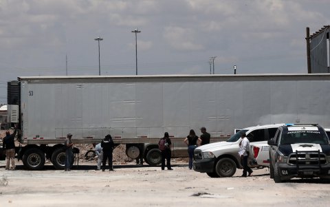 Peritos forenses trasladan en una caja de trailer con refrigeración al Servicio Médico Forense, los cuerpos apilados sin incinerar en un crematorio este martes, en Ciudad Juárez, Chihuahua (México).