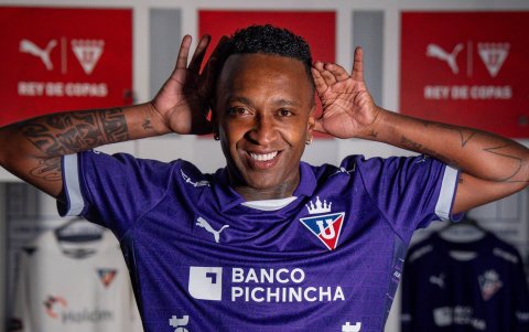 Chucho Bolaños con el uniforme especial de Liga de Quito.