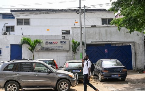 Un hombre camina frente a una oficina cerrada de la Agencia de los Estados Unidos para el Desarrollo Internacional (USAID) en Abiyán el 6 de marzo de 2025.