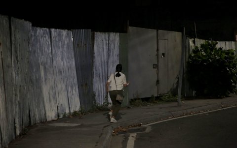 Al transitar por las oscuras calles de El Tornero, las personas aceleran el paso para evitar el peligro.