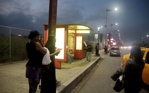 Ciudadanos denuncian que vendedores informales generan miedo en las paradas de buses en La Puntilla, también.