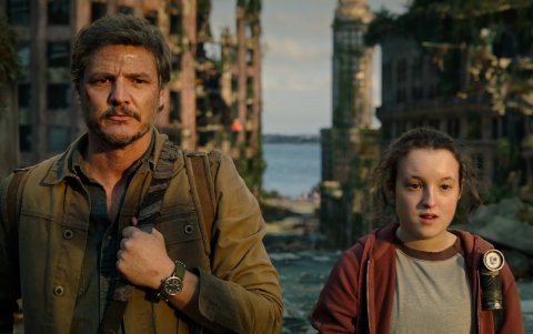 'The last of us' sigue a dos personajes mientras recorren un EE.UU. posapocalíptico.