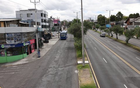 Trabajos. Los trabajos de mantenimiento en la avenida Galo Plaza Laso se suspendieron por la falta de asfalto, tras el incendio en la Refinería de Esmeraldas.