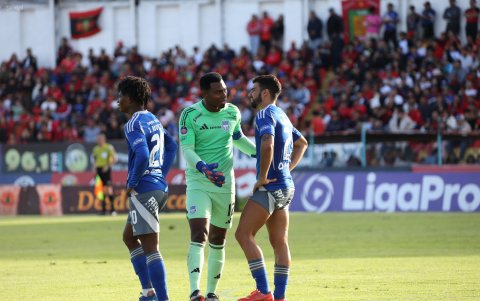 Jugadores de Emelec expresan la inconformidad de los malos resultados.