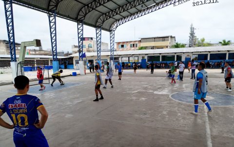 Alumnos de la Escuela 3 de Julio, en uno de los patios donde aún se dan clases.