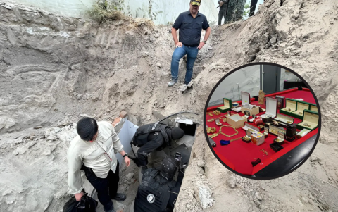 Entre los objetos encontrados en el operativo, además de armas y dinero, destacan relojes Rolex, joyería en oro, estuches de relojería y otros accesorios de alto costo.