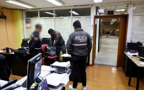 Uno de los allanamientos se realizó en el Departamento de Almacenamiento de la Dirección Nacional de Logística de la Policía.