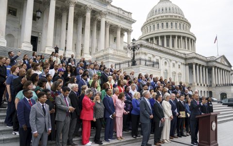 El líder de la minoría de la Cámara de Representantes de Estados Unidos, Hakeem Jeffries (3-R), habla durante una conferencia de prensa en el Capitolio en Washington, DC, el 2 de julio de 2025.