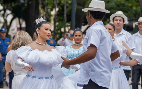 Desfiles, música y tradición llenan las calles de Guayaquil durante las Fiestas Julianas, en honor a su fundación.