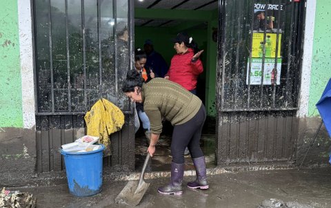 Unas 20 personas fueron evacuadas de dos viviendas que estaban cerca de la zona del aluvión en Amaluza.
