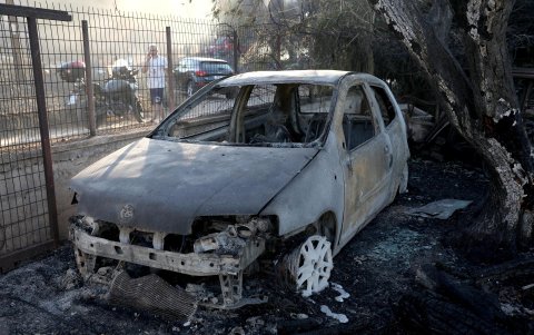 Un coche carbonizado durante un incendio forestal cerca del suburbio de Pikermi, al este de Atenas, 3 de julio de 2025
