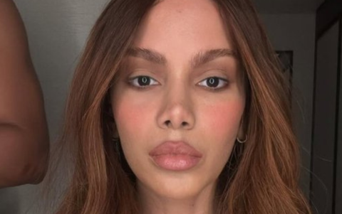 El rostro de Anitta en sus nuevas fotos causa revuelo en TikTok e Instagram.