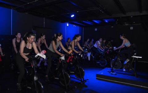 Hasta dieciocho personas pueden participar en casa sesión, que dura 45 minutos y se vive al ritmo de la música.