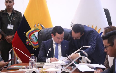 El presidente de la Comisión de Fiscalización Ferdinan Álvarez anunció la fiscalización del sistema de salud pública.