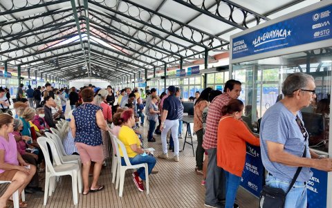 A diario, decenas de usuarios acuden al Batallón del Suburbio para aplicar a la tarjeta y acogerse al subsidio.