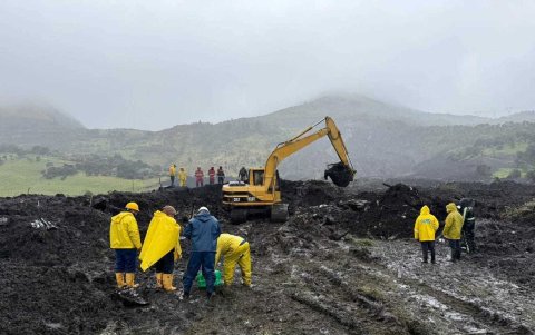 Maquinaria trabaja en la remoción de escombros  de una carretera que resultó afectada por el deslizamiento de tierra y lodo.