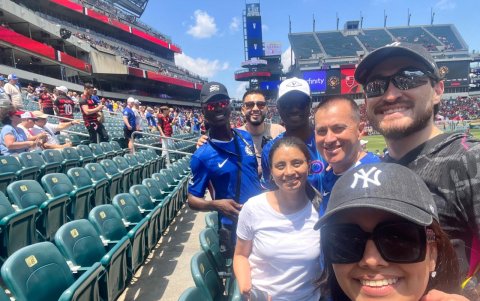 Presencia. Marco y Miguel Caicedo (atrás), hermanos del futbolista ecuatoriano, acompañan a la esposa del tricolor, Paola Salazar, y a otros amigos durante los partidos del Mundial de Clubes.