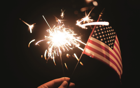 Fuegos artificiales iluminan el cielo en la celebración del 4 de julio, una de las fechas más emblemáticas de Estados Unidos.