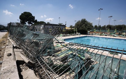 Daños en el club deportivo Villa De Sanctis tras una explosión en una gasolinera en via dei Gordiani, en Roma, Italia, el 4 de julio de 2025.
