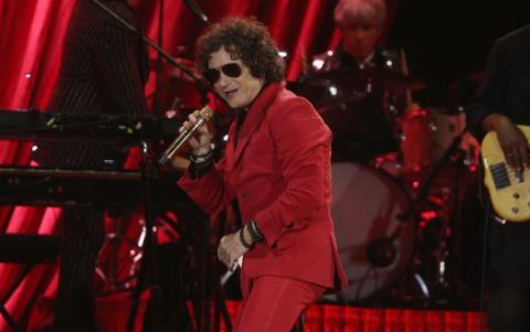 Enrique Bunbury durante su concierto en el coliseo General Rumiñahui en Quito, la noche del miércoles 3 de julio.