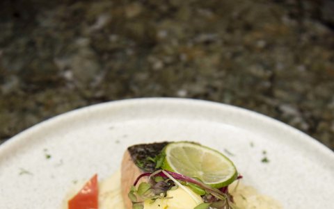 Los platos en el Club de Tenis Buenavista priorizan los sabores locales y los productos ecuatorianos.