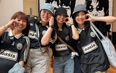 Seguidores de la banda antes del concierto que los hermanos Gallagher y la banda Oasis