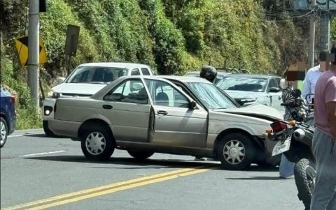Los heridos fueron atendidos por los bomberos en plena vía.