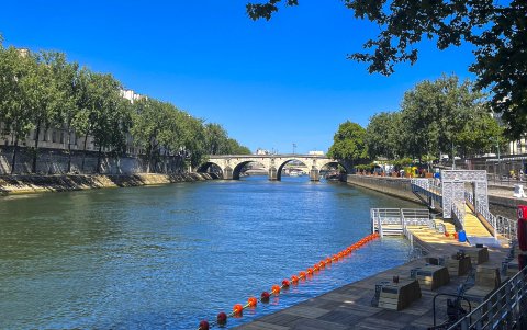 Red de tuberías en París utiliza agua del Sena para refrigerar edificios emblemáticos como alternativa al aire acondicionado.