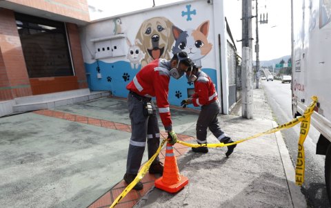 Los trabajadores visitan los establecimientos. Antes de retirar los residuos, cercan la zona. Utilizan mascarillas y guantes.