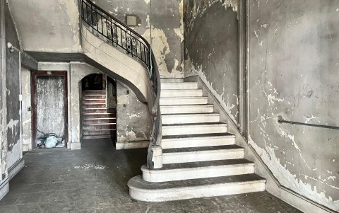 La Casa Juan X. Marcos es una de las edificaciones patrimoniales que están ubicadas en el centro de Guayaquil. Su interior está deteriorado y abandonado.