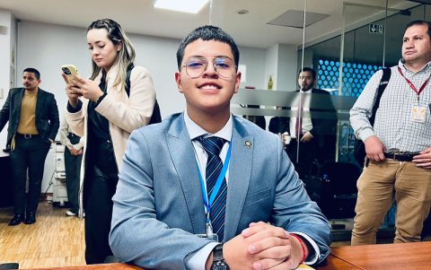 Dominique Serrano es el legislador que fue grabado mientras dibujada en una sesión.