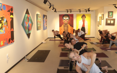 La exposición, llena de color y energía, invitó a los asistentes a explorar la espiritualidad desde una perspectiva sensorial, integrando lo físico con lo emocional.