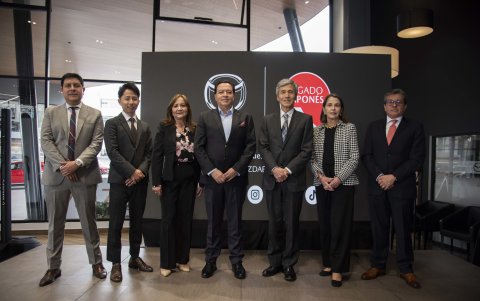 Pablo Burbano, gerente de marca Mazda); Yuto Katagiri, Automotive Manager; Gloria Navas, gerente de Operaciones Mazda; Santiago Castro, CEO Maresa; Keiichiro Morishita, embajador de Japón; Florencia Durini, presidente del Directorio Maresa; y Fernando Almeida, miembro del Directorio Corporación Maresa.