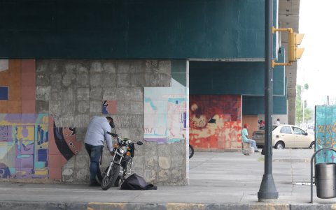 Daños. Además del abandono, varias piezas de cerámica se han desprendido del decorado.
