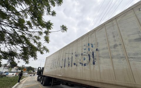 Después de una hora, reincorporaron el contenedor al vehículo.