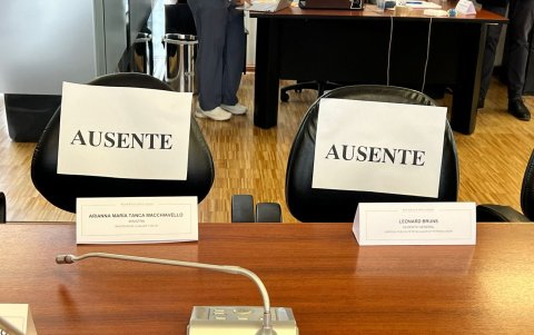 El 2 de julio de 2025, los ministros Harold Burbano y Arianna Tanca no asistieron a la Comisión de Garantías Constitucionales.