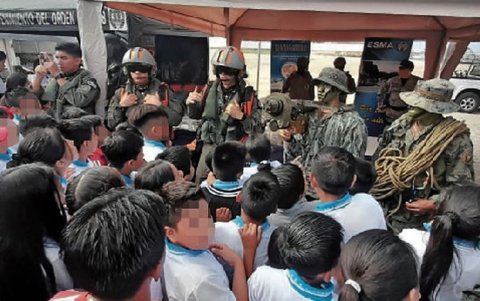 En Salinas, Fuerza Aérea socializó con estudiantes labor para prevenir reclutamiento de menores por parte de bandas delictivas