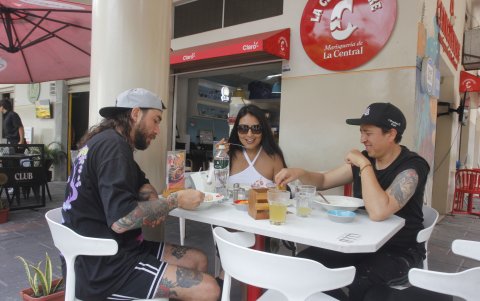 Turistas degustan platos en la calle Panamá.