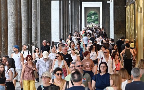 La gente pasa por delante de las tiendas en el primer día de rebajas de verano en Turín, Italia.