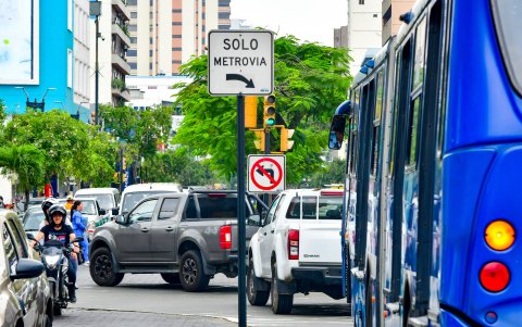 Las infracciones ocurren incluso cerca de los agentes de tránsito, pero no actúan.