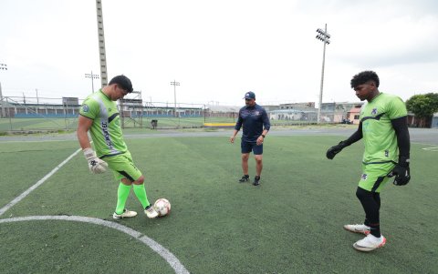 Edwin Villafuerte (c) junto a los porteros del club Insutec