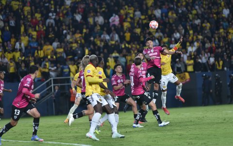 En el primer tiempo ambos clubes se presentaron parejos.