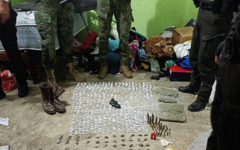 El operativo culminó con el allanamiento del inmueble, donde se decomisó una considerable cantidad de evidencia vinculada a actividades ilícitas.