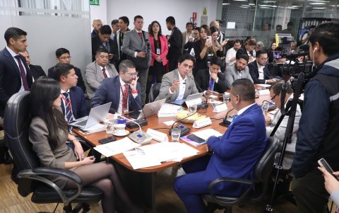 A la Comisión de Transparencia asistió el exviceministro de electricidad y exgerente de CELEC, Fabián Calero.